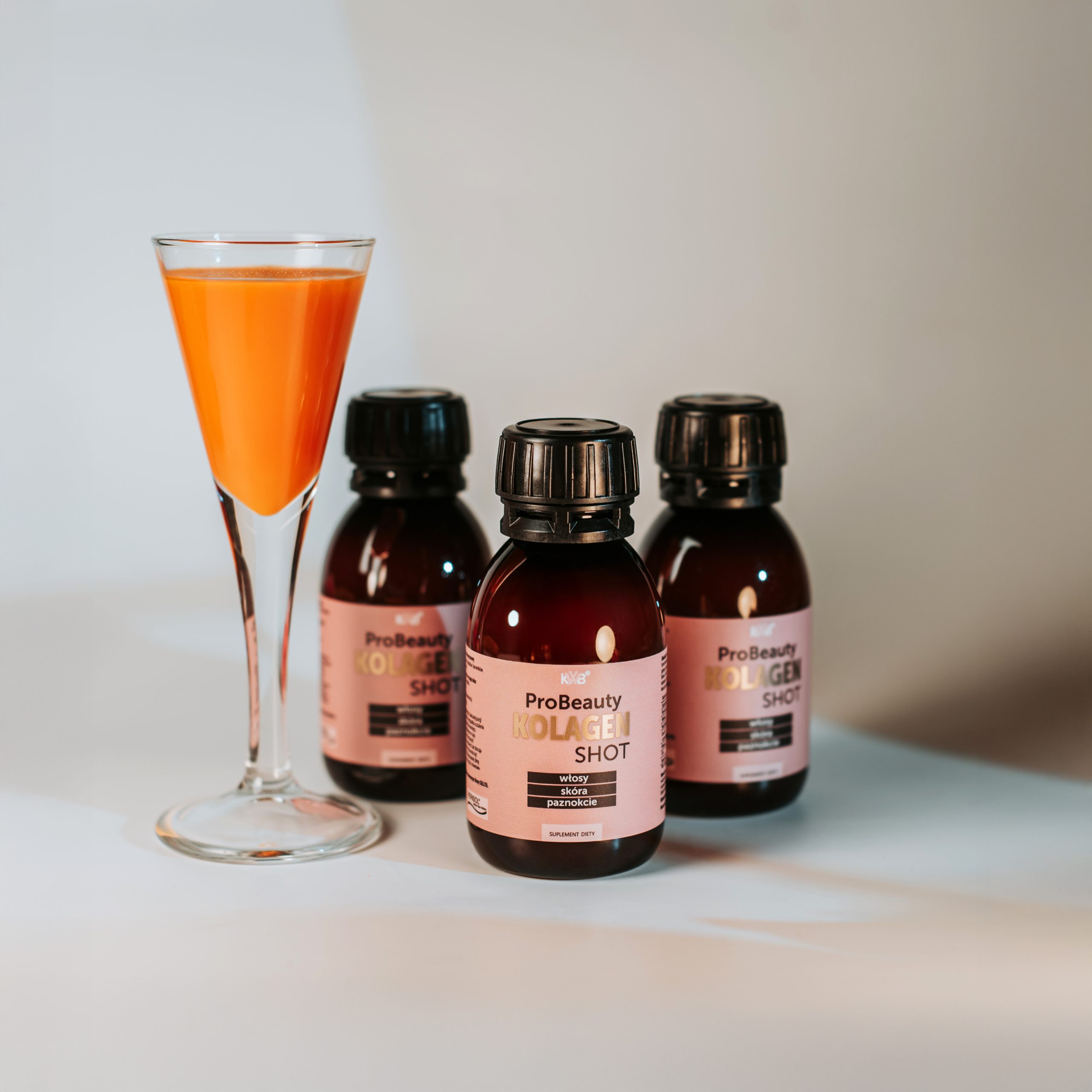 KWB Kolagen ProBeauty SHOT 2 buteleczki i produkt w kieliszku