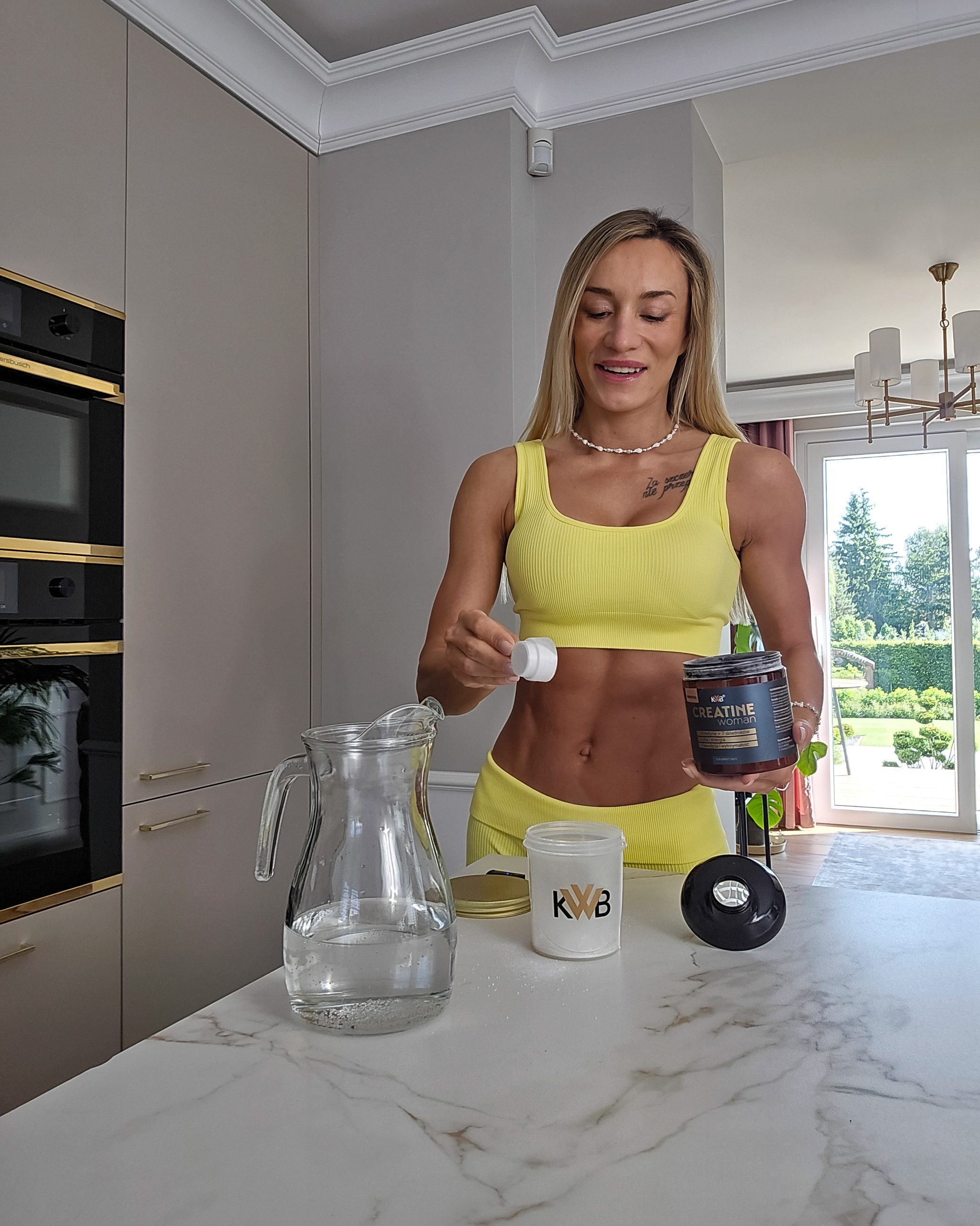 Alicja z produktami KWB